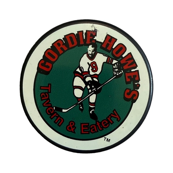 GORDIE HOWE / NHL RARE “GORDIE HOWE’S TAVERN AND EATERY” COLLECTIBLE HOCKEY PUCK - Picture 1 of 3